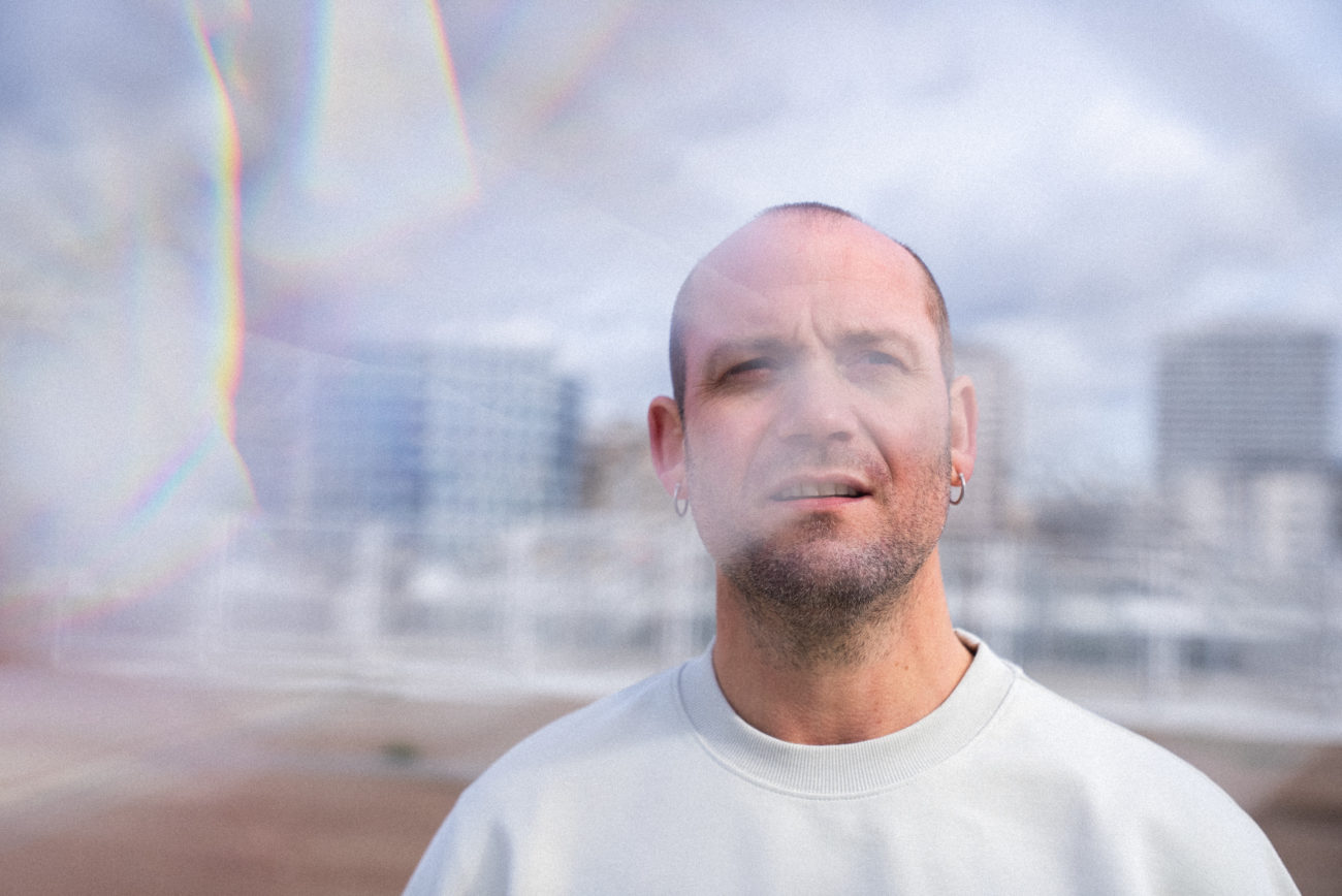 Portrait photo de Jérémie Denimal, connu sous le nom de Cassien, chanteur pop-électro originaire de Poitiers. Photographie par Manou