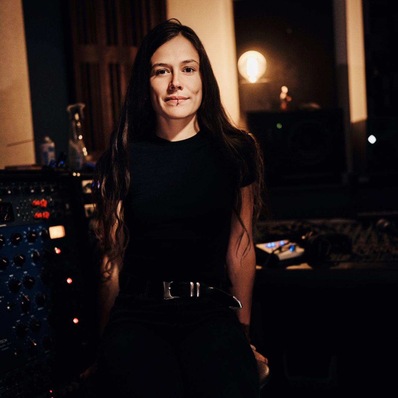 Photographie de face d'Elise Lounici, plus connue sous le nom de scène Elise Frank, visage du trio blues-rock français. Photographie prise par Tino Sieland pour le label allemand Ruf Records.