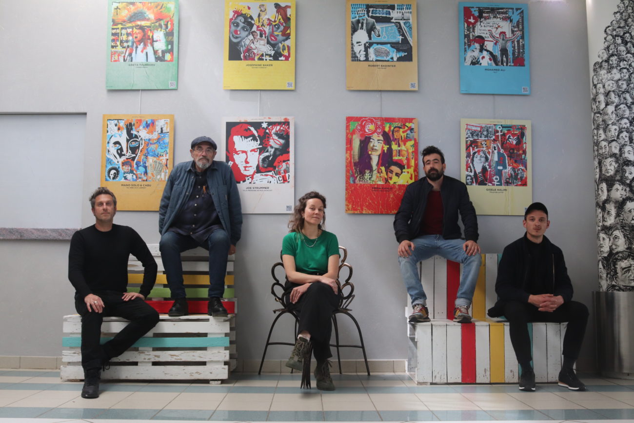 Photographie en couleurs du groupe Vox Populi pour le projet HERO.ES, composé de Laurent Bousquet "Kebous" (Les Hurlement d'Léo, TAN2EM, Télégram), Chloé Legrand (Télégram, TAN2EM) et Pierre Lebret (vidéaste, plasticien).