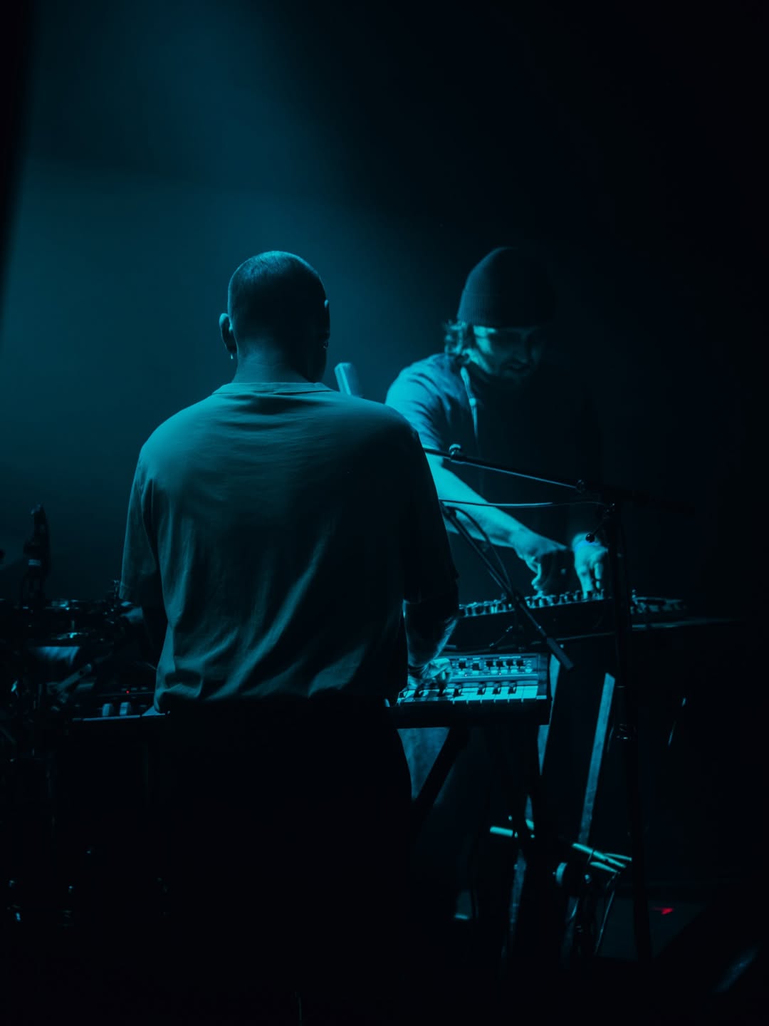 Photographie du duo pop française, Cassien, lors de son passage sur scène au Camji (Niort - 79) en novembre 2025 en première partie de Dajak. Photo prise par Laura Piquet.