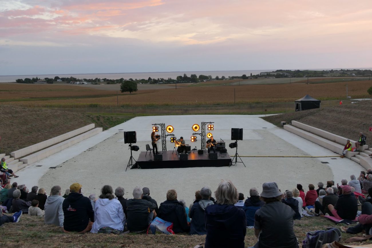 Photographie de Juko, dans le site antique du Fâ, lors des Fâbuleux Rendez-vous de Barzan 2025.