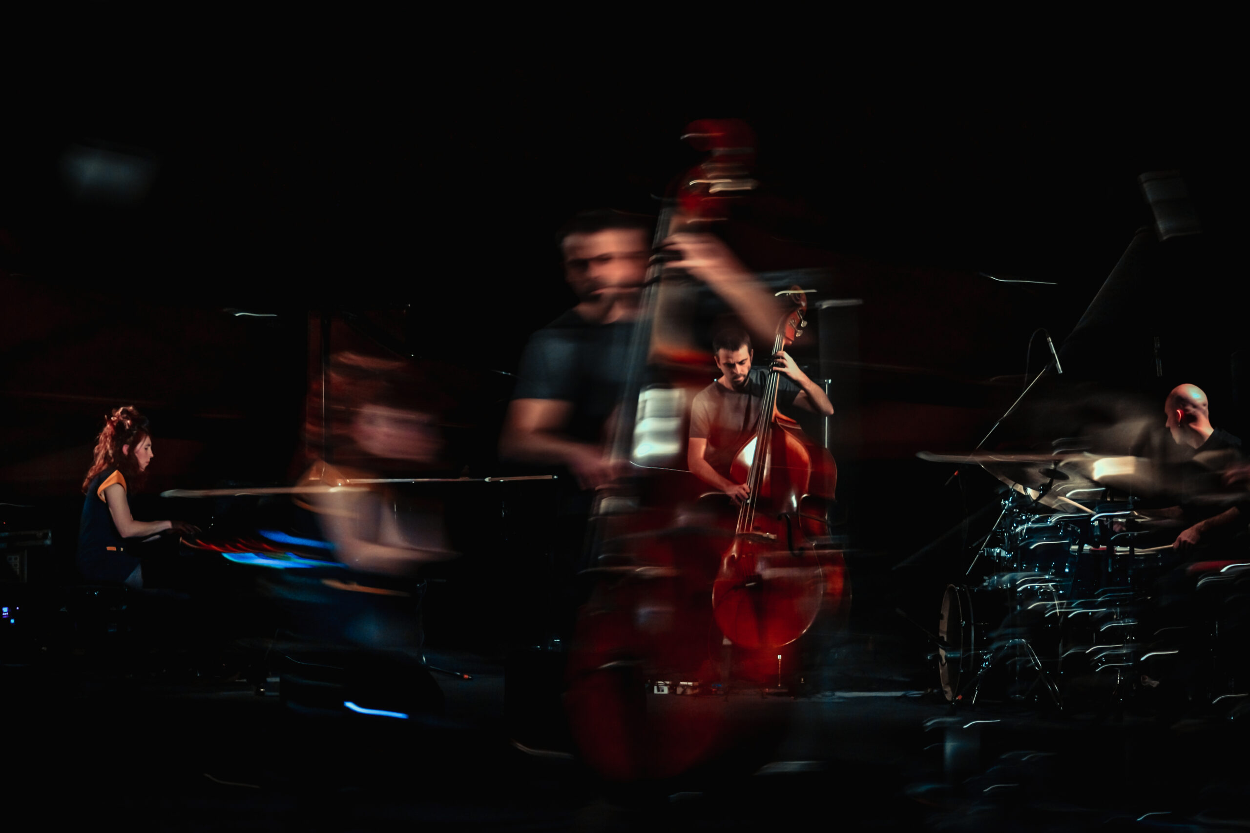 Photographie live du trio jazz Rouge à Bucarest, Roumanie. 2022 avec un effet light painting.